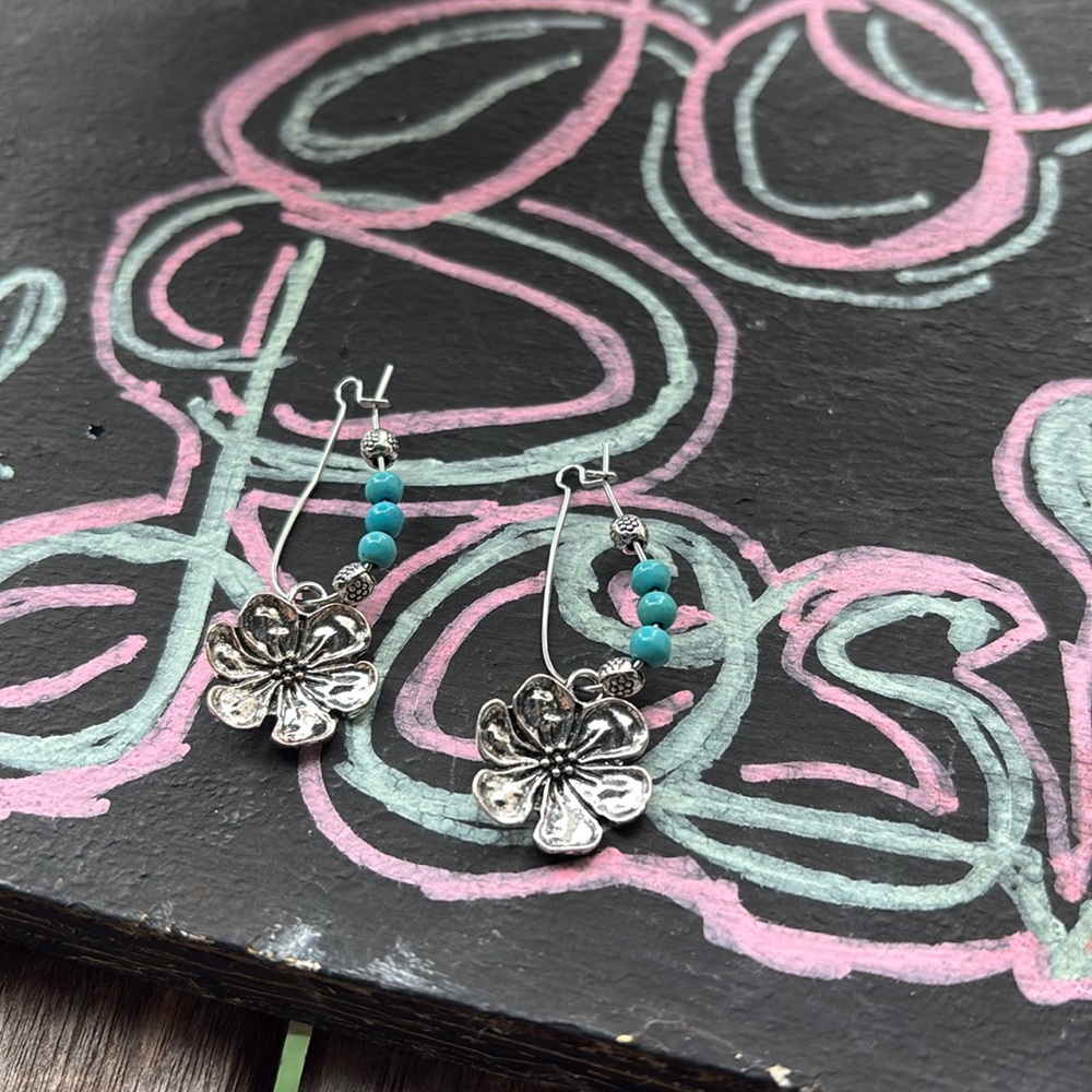 ☀️silver tone Floral Earrings with Turquoise bead Accents☀️ 3/$12